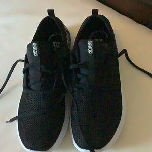 Sketchers black sneakers